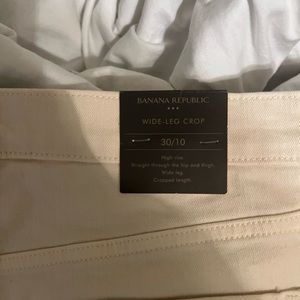 Bannana Republic white leg cropped pants